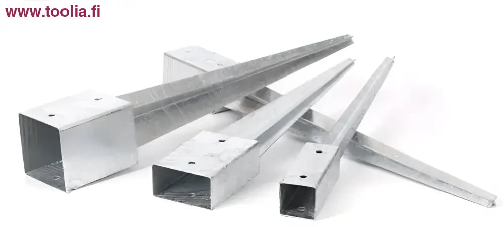 Galvanoitu metallinen aitatolpanjalka 51x51mm neliöjalalla ja terävällä kärjellä