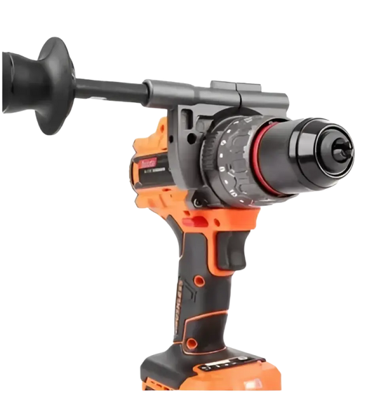 Oranssi ja musta akkukäyttöinen porakone, jolla on nopea-iskuvarustettu, avaimeton istukka ja kiinnitetty teräpidin.