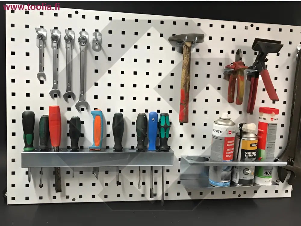 Valkoinen Robota PB6 -reikälevyseinä työkaluineen, 57x91cm