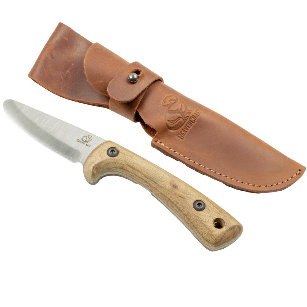 BeaverCraft Eräpuukko Junior nahkatupella|BeaverCraft eräpuukko junior myyntipakkauksessa|BeaverCraft eräpuukko junior lahjana|BeaverCraft eräpuukko junior käytössä|BeaverCraft eräpuukko junior terä