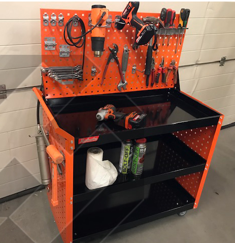 Robota työkaluvaunu TG1 työkaluseinällä