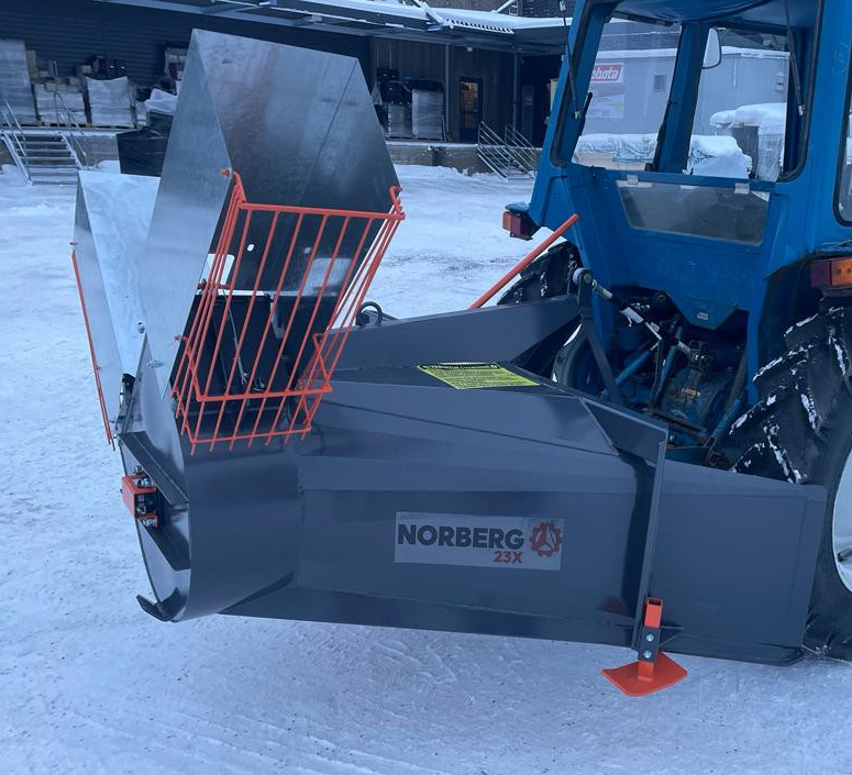 Norberg X23 traktorin lumilinko lapasyötöllä