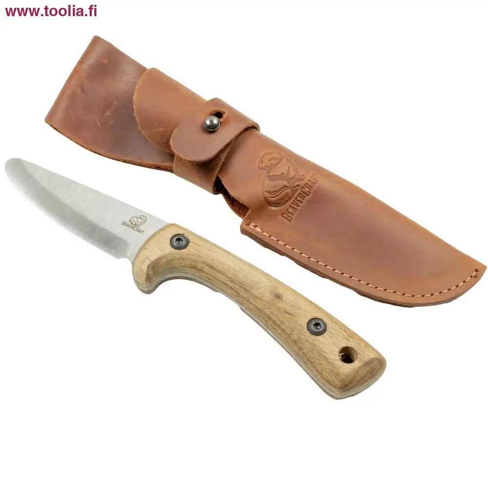 BeaverCraft Eräpuukko Junior nahkatupella|BeaverCraft eräpuukko junior myyntipakkauksessa|BeaverCraft eräpuukko junior lahjana|BeaverCraft eräpuukko junior käytössä|BeaverCraft eräpuukko junior terä