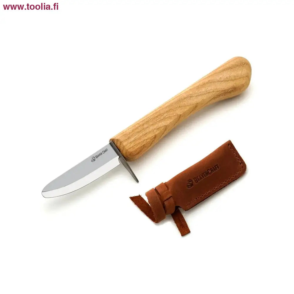 BeaverCraft Pieni Junior vuolupuukko + nahkakotelo|BeaverCraft Pieni vuolupuukko Junior myyntipakkaus|BeaverCraft Pieni vuolupuukko Junior tupessa|BeaverCraft Pieni vuolupuukko Junior kuvituskuva|BeaverCraft Pieni vuolupuukko Junior kuvituskuva