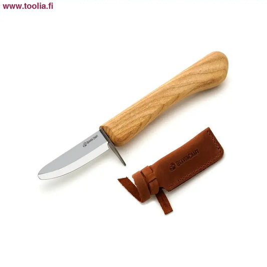 BeaverCraft Pieni Junior vuolupuukko + nahkakotelo|BeaverCraft Pieni vuolupuukko Junior myyntipakkaus|BeaverCraft Pieni vuolupuukko Junior tupessa|BeaverCraft Pieni vuolupuukko Junior kuvituskuva|BeaverCraft Pieni vuolupuukko Junior kuvituskuva