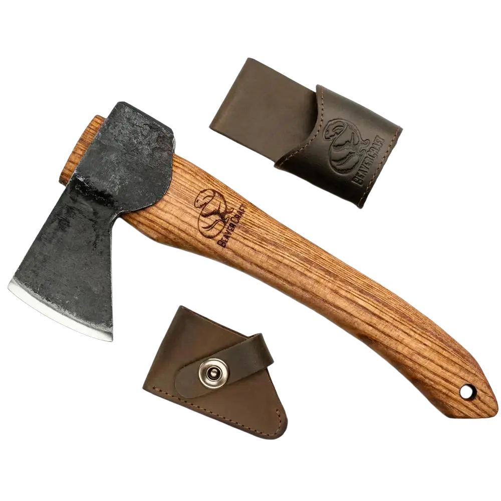 A hand-forged beavercraft veistokirves with dark steel blade and wooden handle branded baltic for eräilijöiden odotukset