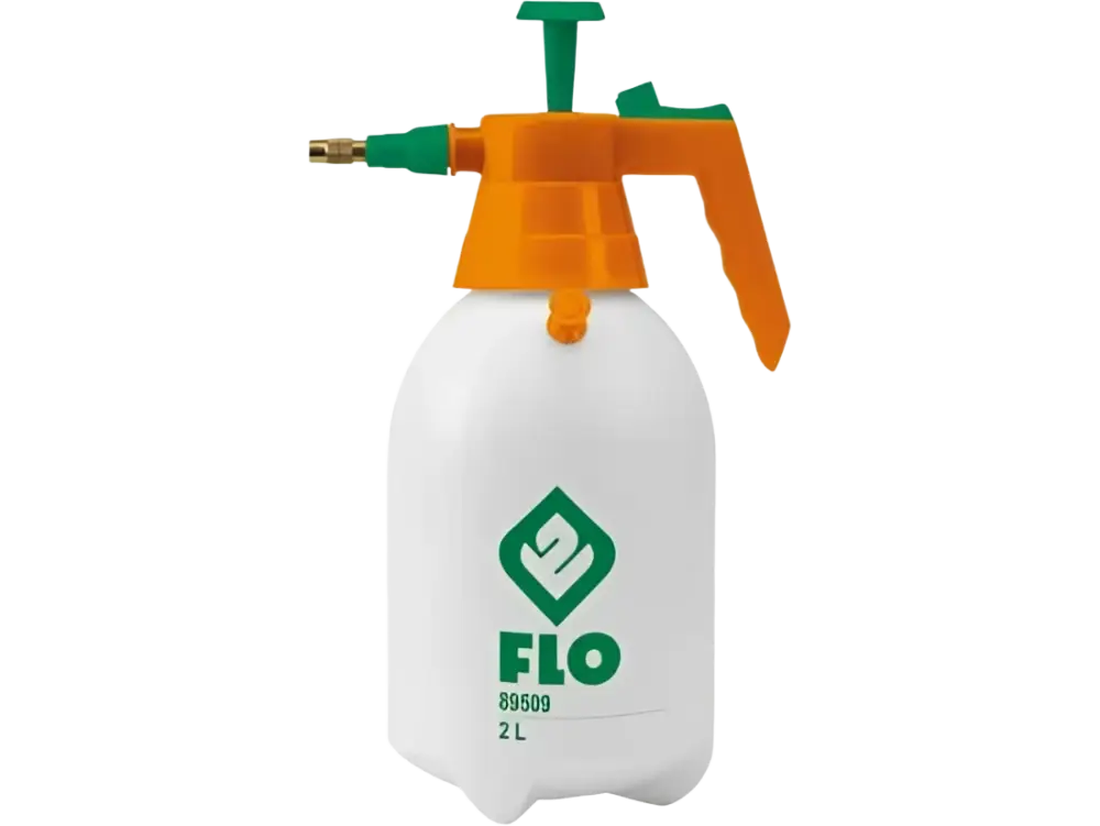 Valkoinen muovinen flo painepullo 2l oranssilla ja vihreällä pumppukahvalla hienosta sumusta voimakkaampaan suihkuun
