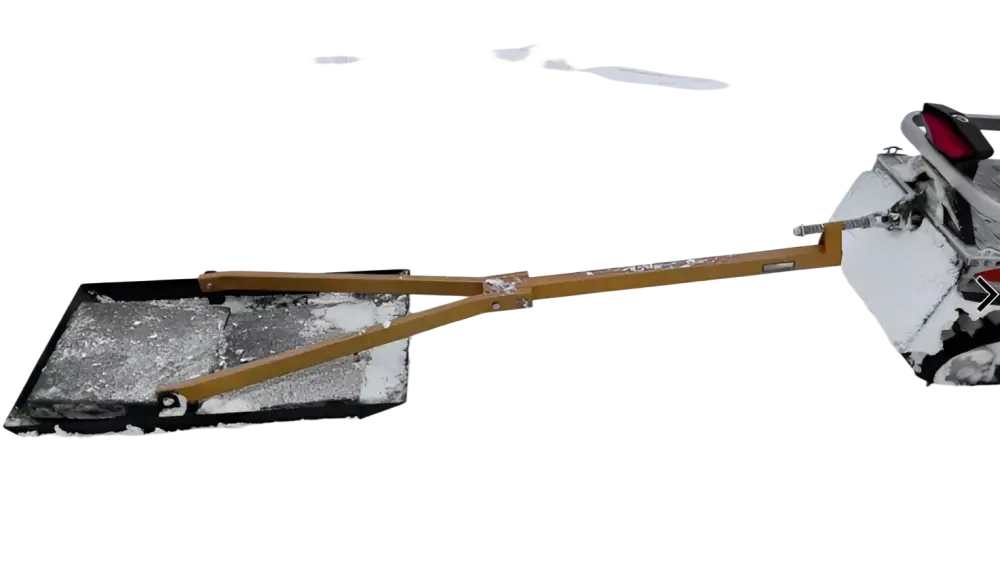 Keltainen metallinen haghus latuhöylä latuhöylä moottorikelkalle fis mitoilla kiinnitettynä moottorikelkkaan