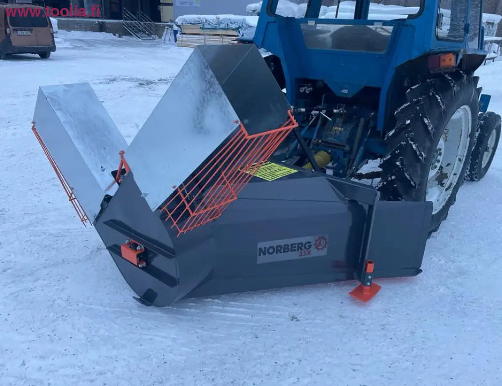 Norberg X23 traktorin lumilinko lapasyötöllä