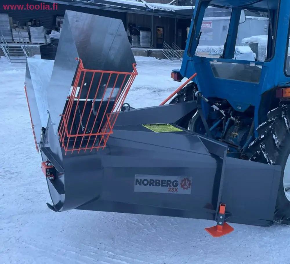 Norberg X23 traktorin lumilinko lapasyötöllä