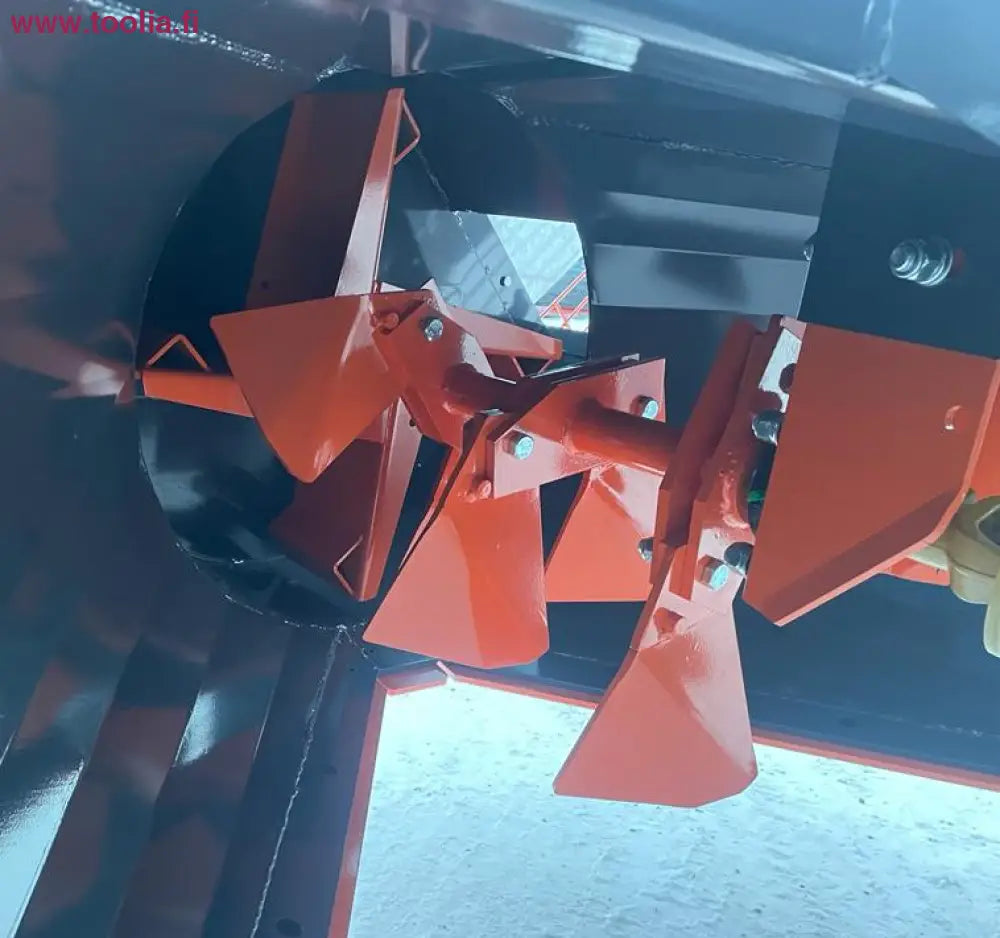 Norberg X23 traktorin lumilinko lapasyötöllä