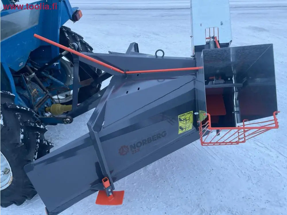 Norberg X23 traktorin lumilinko lapasyötöllä