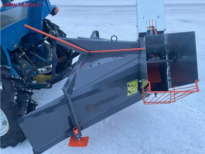 Norberg X23 traktorin lumilinko lapasyötöllä