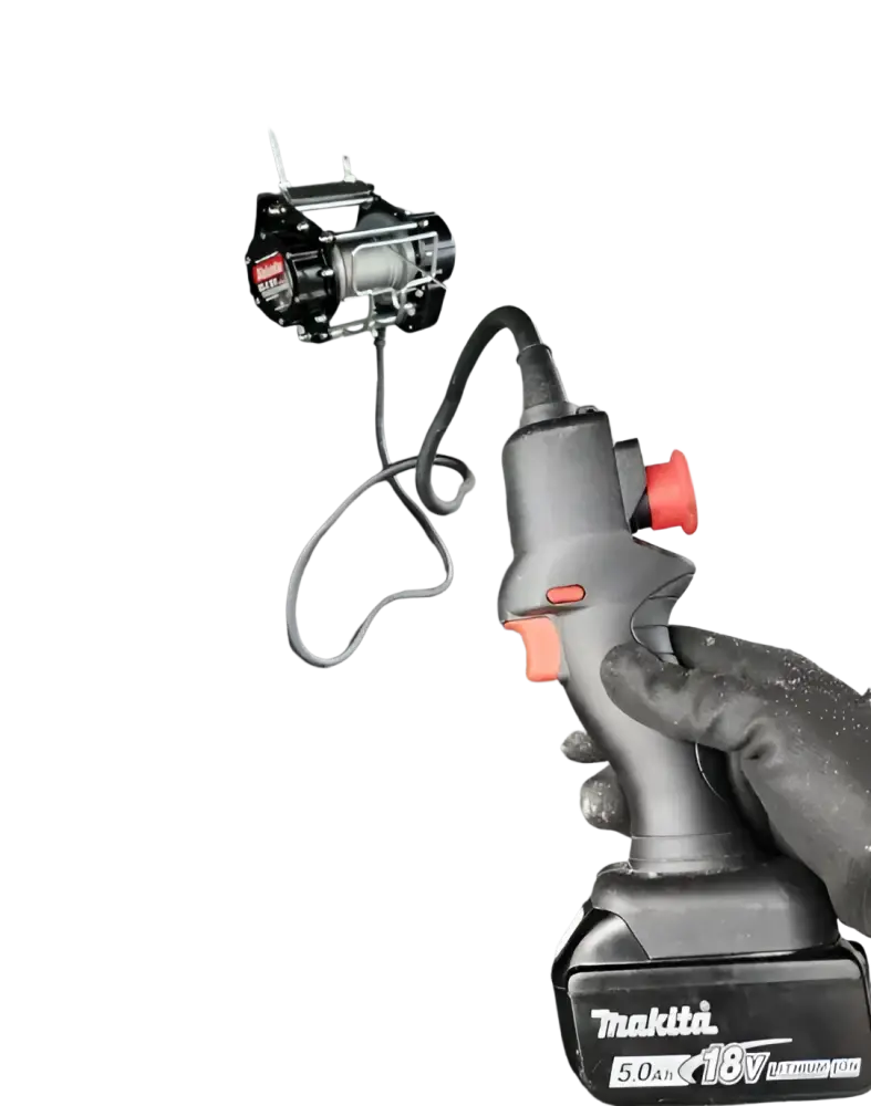 Robota 18v akkuvinssi 200kg musta makita 18v johdoton nostolaite punaisella liipaisimella ja oranssilla kytkimellä kuorma-auton lavalla