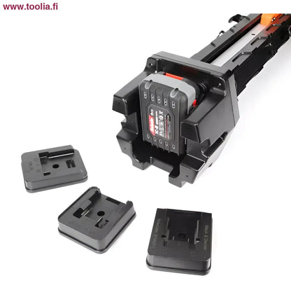 Musta muovinen akkukotelo oransseilla korosteilla Milwaukee M18 -porakoneelle, yhteensopiva useimpien