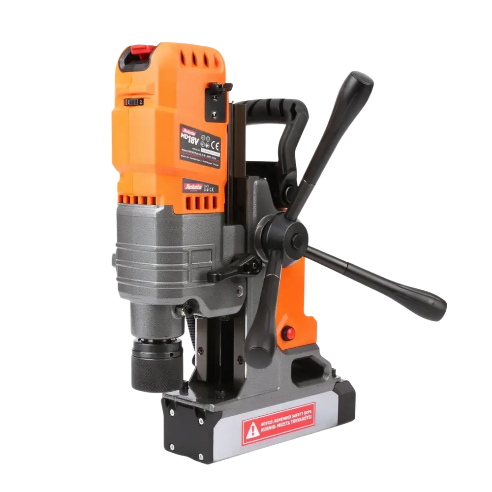 Oranssi ja harmaa dc-md18v akkukäyttöinen magneettiporakone mustalla kahvalla ja alustalla robota merkiltä