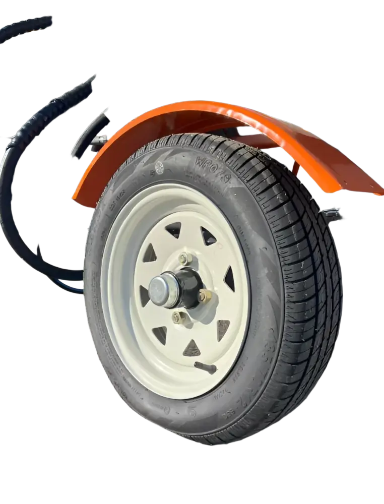 Oranssi muovinen lokasuoja robota klapikone rb7-t mallissa mustan renkaan ja valkoisen vanteen kanssa