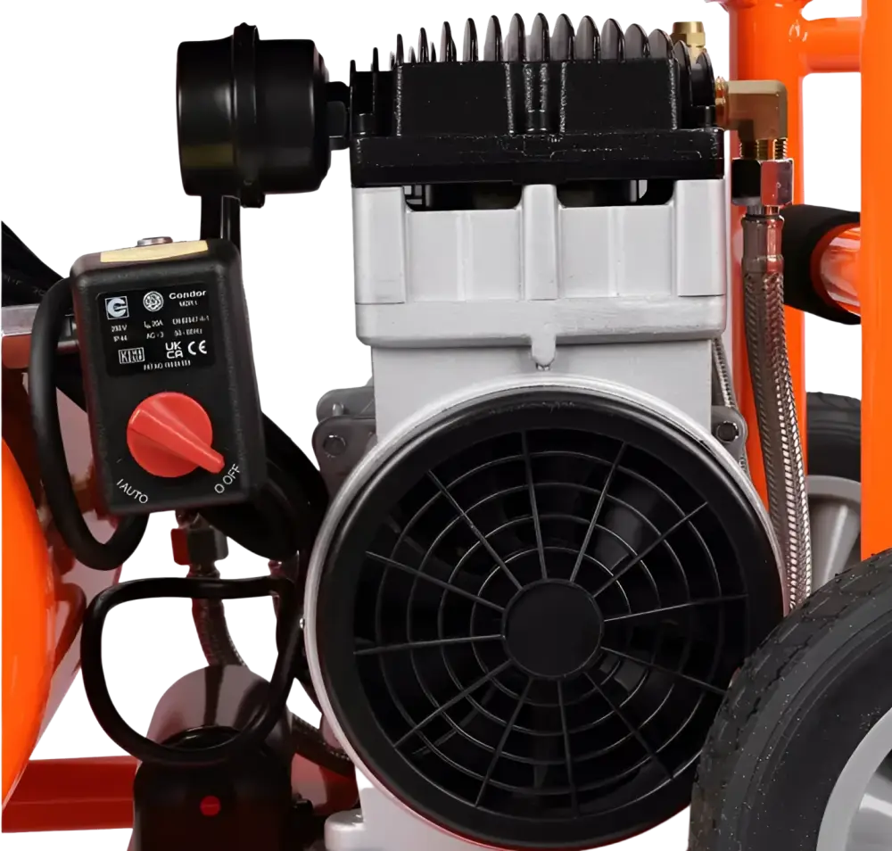 Musta ja hopeanvärinen robota k20s ilmakompressori 20l 1500 w hiljainen oranssilla rungolla ja punaisella säätönupilla