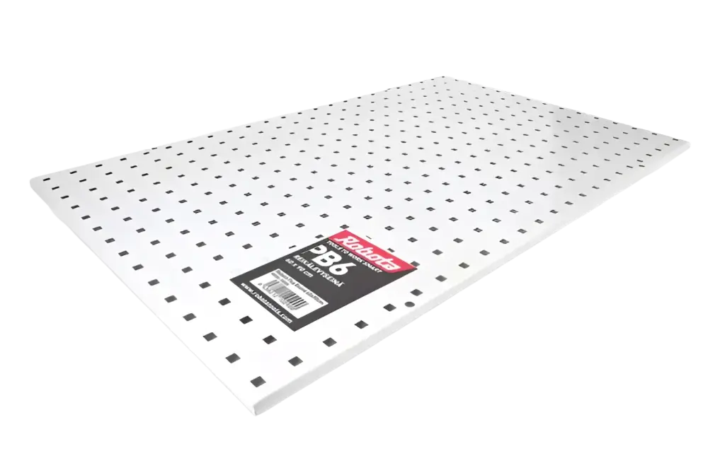 Valkoinen reikälevyseinä pb6 57x91cm mustilla reiillä ja brändätyllä etiketillä robota-tuoteessa