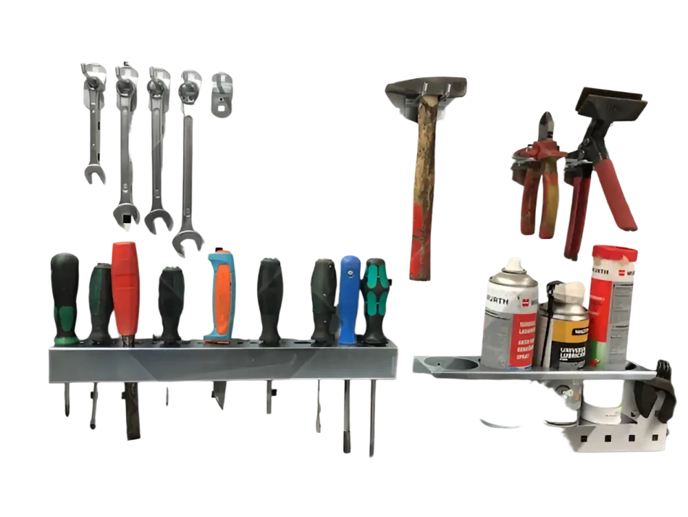 Valkoinen reikälevyseinä pb6 57x91cm metallia, jossa työkaluja kuten jakoavaimia ja ruuvimeisseleitä