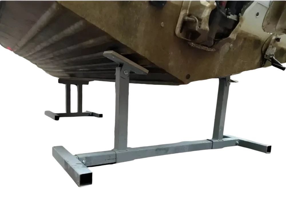 Harmaa metallinen robota venepukki taakse laivan tukena märällä asfaltilla seinämävahvuus 3mm