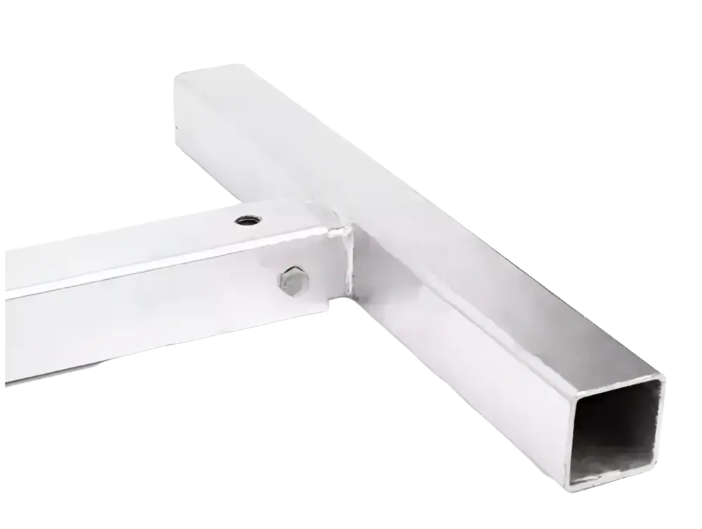 Robota venepukki taakse hopeanvärinen t-muotoinen 3mm seinämävahvuisesta metallista valmistettu kulmarauta näkyvällä pultilla