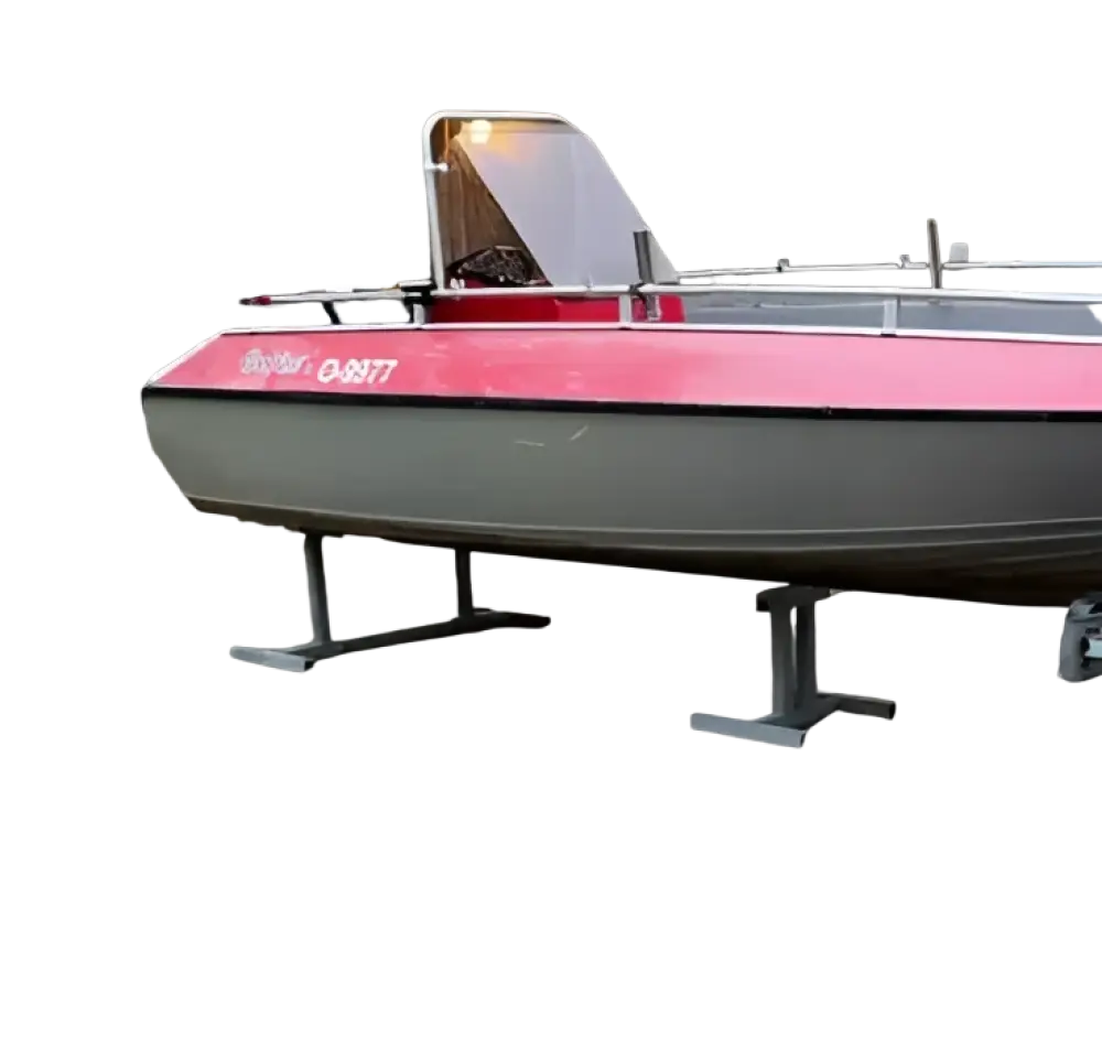 Robota venepukki taakse kuvaamassa punainen ja harmaa 3mm seinämävahvuisella kannella varustettu ilmapurjevene metallijalustalla