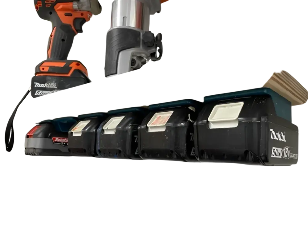 Black makita 50v lithium-ion akkupaketit siististi järjestettynä puutelineessä stealthmounts akunpidike makita 18v lxt 6kpl