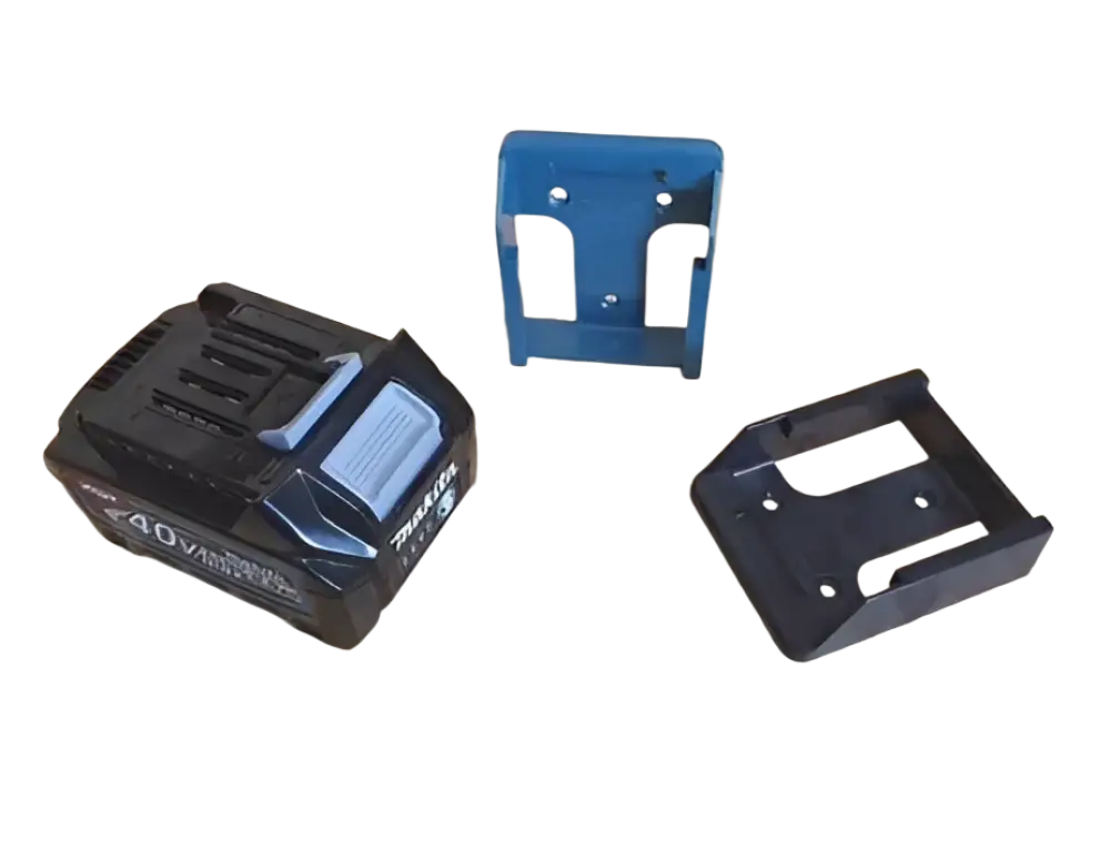 Makita 40v xgt 4kpl stealthmounts koneenpidike musta litiumioniakku sinisillä korostepaneeleilla