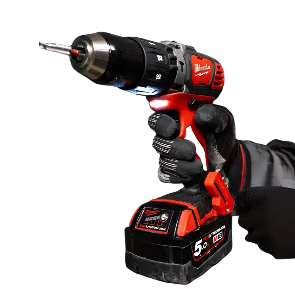 Red and black milwaukee m18 -sarjan 5.0 ampeerin akkuporakone poraa betonia stealtmounts magneettipidikkeen kanssa