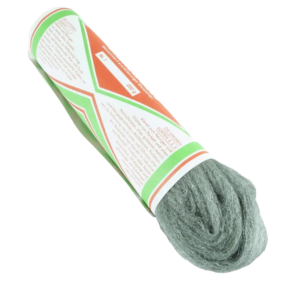 A roll of gray steel wool in a cylindrical container with green and orange labeling for schwan teräsvilla puun välihiontaan and pintojen karhennukseen