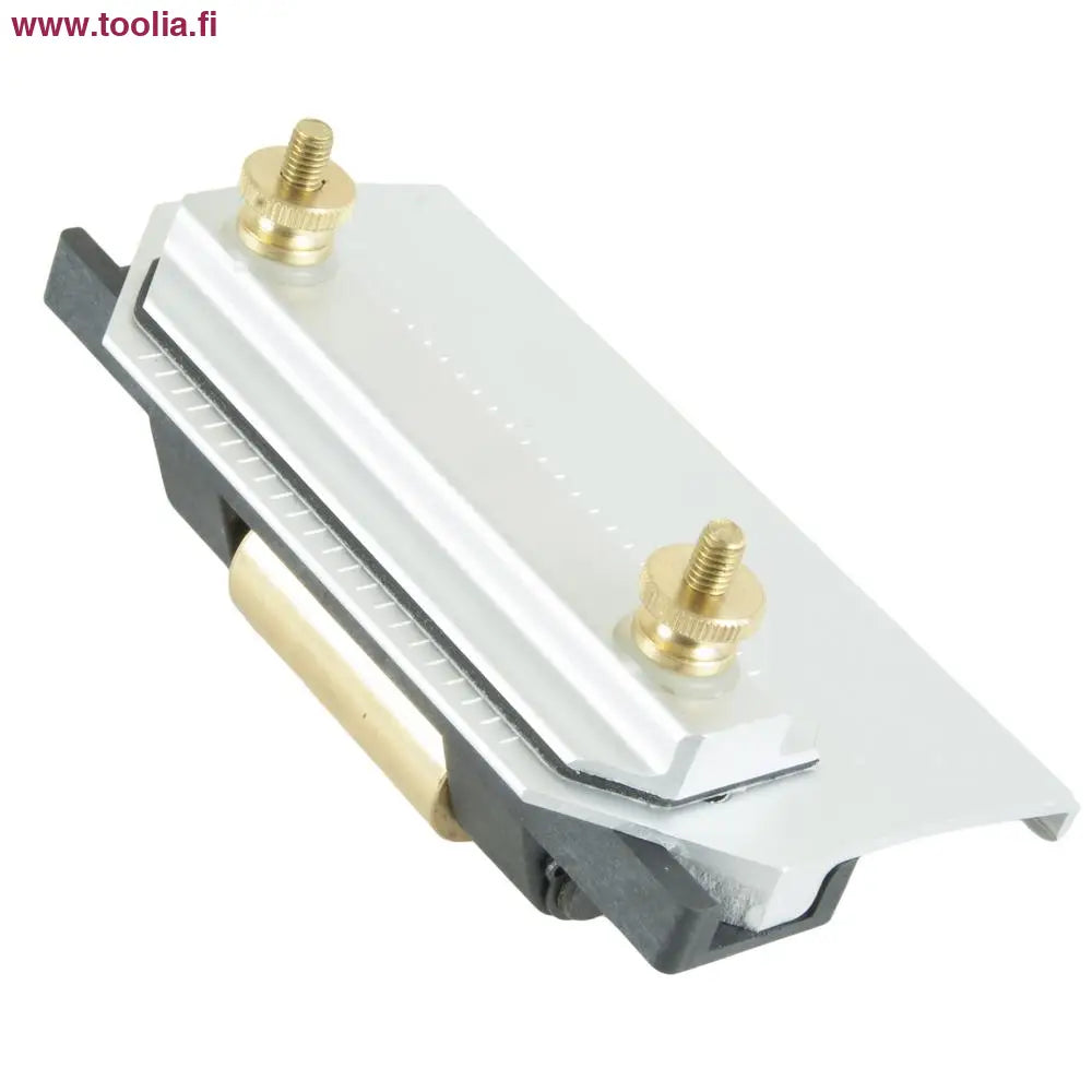 Teroitusohjuri Narex hopeinen alumiinirunko kultaisilla säätöruuveilla mustalla muovipohjalla terää hiomakiveä vasten